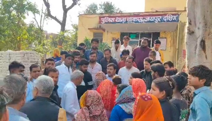 Jaipur Truck Accident : चाकसू में तेज रफ्तार ट्रक की चपेट में आया युवक, मौके पर मौत, पूर्व विधायक प्रकाश सोलंकी ने थाने पहुंचकर आरोपी चालक की गिरफ्तारी की उठाई मांग