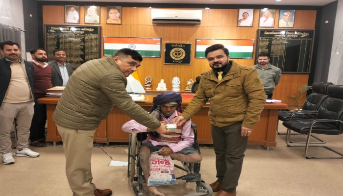 Rampur Ayushman Card News : जनता दर्शन में संवेदनशील प्रशासन: आर्थिक रूप से कमजोर हरकिशोर और राधा देवी को मिला आयुष्मान कार्ड का सहारा