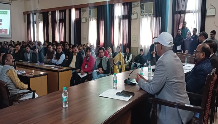 बोर्ड परीक्षा-2026 को नकलविहीन व शांतिपूर्ण कराने के लिए डीएम ने की समीक्षा गोष्ठी