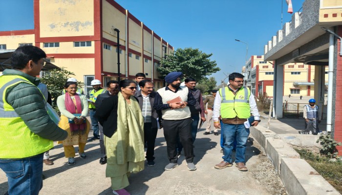 जिला कलेक्टर ने किया विकास कार्यों का निरीक्षण, अधिकारियों को दिए निर्देश
