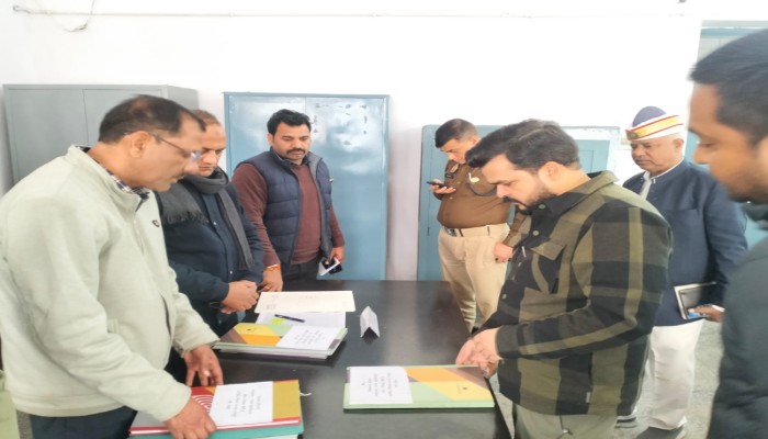 डीएम व एसपी ने किया सम्पूर्ण समाधान दिवस पर तहसील मिलक का औचक निरीक्षण