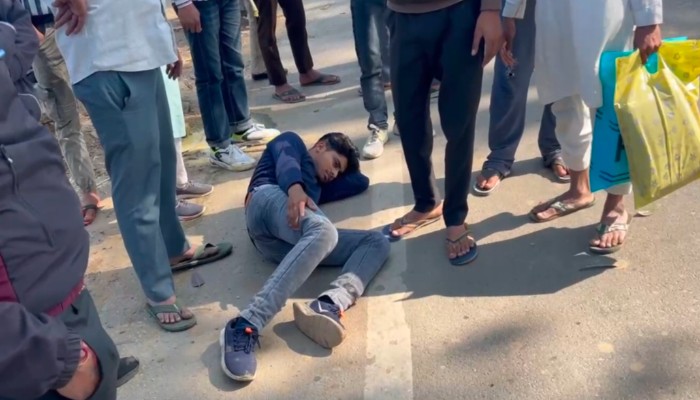 चरथावल मार्ग पर सड़क हादसा, बाइक सवार गंभीर रूप से घायल