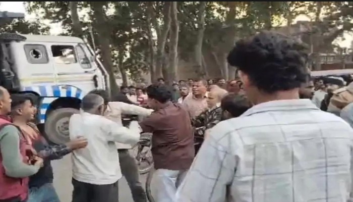ट्रक ड्राइवर की दबंगो ने की जमकर पिटाई, वायरल हुआ वीडियो