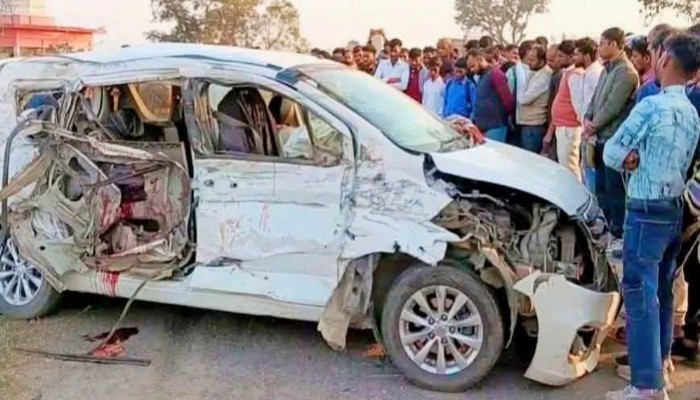 कार और ट्रक की आमने-सामने भिड़ंत, दो की मौत, आठ घायल