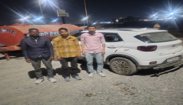 पुलिस और चोरों के बीच मुठभेड़, एक बदमाश के पैर में लगी गोली, तीन अरेस्ट