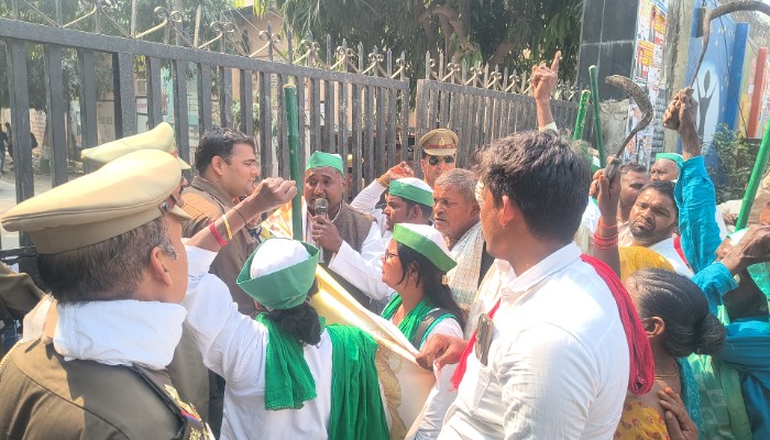 भाकियू अराजनैतिक ने अपनी मांगों को लेकर कलेक्ट्रेट गेट पर किया प्रदर्शन