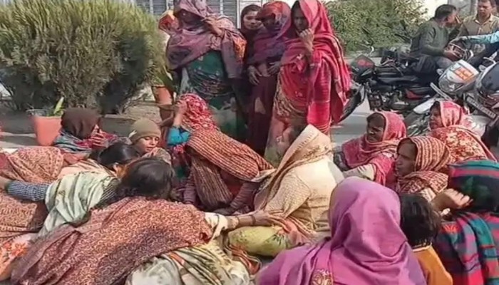 Pilibhit News: बजाज चीनी मिल में दर्दनाक हादसा, ट्रैक्टर से कुचलकर मजदूर की मौत, परिजनों ने मिल गेट पर दिया धरना