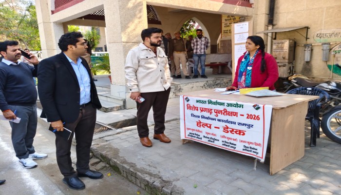 जिलाधिकारी ने सदर तहसील का किया औचक निरीक्षण, दिए निर्देश