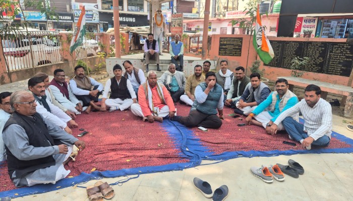 लाठीचार्ज के विरोध में सुल्तानपुर में कांग्रेस का सत्याग्रह, राहुल गांधी के दौरे से सियासत गरमाई