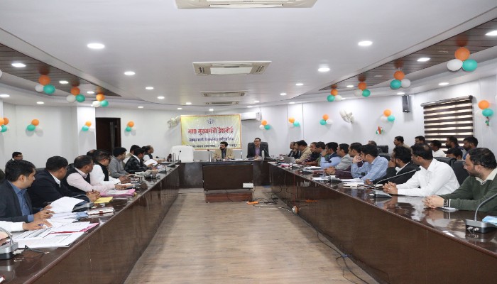 Rampur: डीएम ने राजस्व कार्यों को लेकर की समीक्षा बैठक, दिए दिशा निर्देश