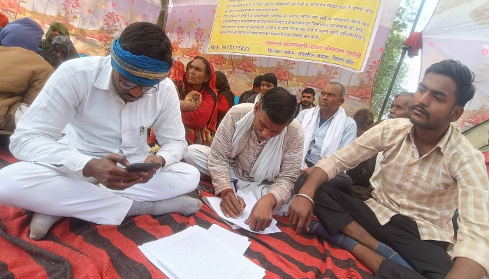 प्रधानमंत्री आवास योजना में धाँधली का आरोप, अनशन पर ग्रामीण