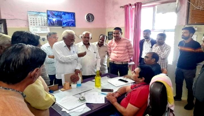 शाहपुरा जिला चिकित्सालय में चिकित्सकों के अभाव से वरिष्ठ नागरिक परेशान