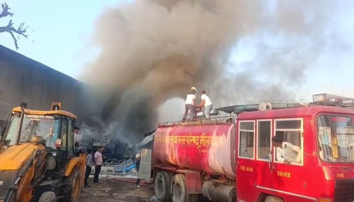 कपड़ा गोदाम में लगी भीषण आग, लाखों के नुकसान की आशंका