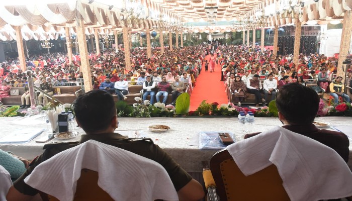 रामपुर: भारत गार्डन में उमड़ा 'मातृ शक्ति' का सैलाब, डीएम ने 3500 महिलाओं को बनाया पंचायत एंबेसडर