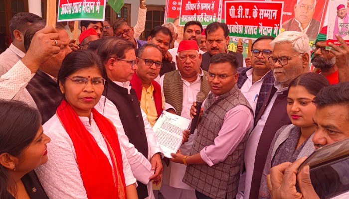 संविधान बचाओ–लोकतंत्र बचाओ के समर्थन में सपा का प्रदर्शन, एसडीएम को सौंपा ज्ञापन