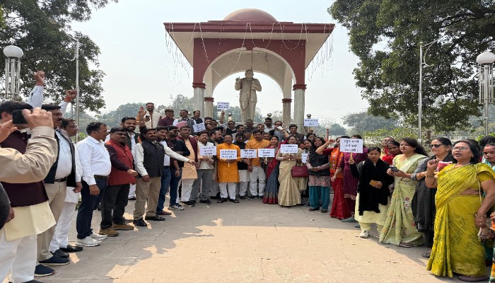 Rampur: एआई समिट में कांग्रेस के प्रदर्शन के विरोध में भाजपा का प्रदर्शन, माफी की मांग