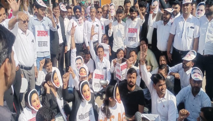 वकीलों का अनोखा विरोध प्रदर्शन, जनता से सरकार के नाम पर मांगी भीख