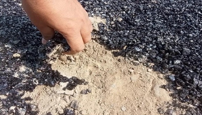 Pilibhit: ग्रामीणों ने हाथ से उखाड़ दी नई सड़क, घटिया निर्माण का लगाया आरोप