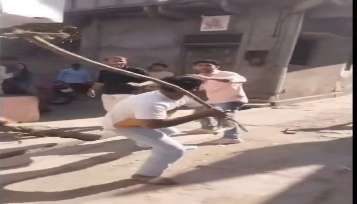 नाली पर पत्थर रखने में विवाद, दो पक्षों के बीच लाठी-भाटा जंग, कई घायल