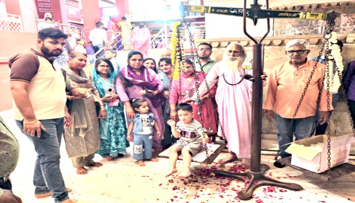 फूलडोल में आस्था का मीठा रंग, रामनिवास धाम में मिश्री से तौले जा रहे नन्हे कदम