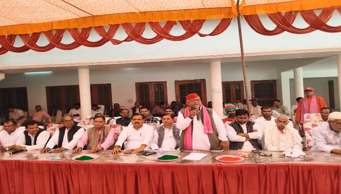 मिल्कीपुर में धूमधाम से आयोजित हुआ होली मिलन समारोह, नेताओं ने दिया सौहार्द का संदेश