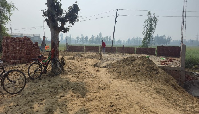 पत्रकार की जमीन पर भू-माफिया का जबरन कब्जा, शिकायत के बाद रुकवाया निर्माण