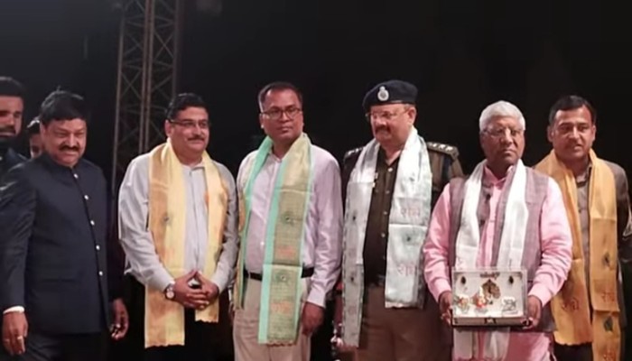 पहली बार सर्व समाज का भव्य होली मिलन समारोह, फूलों की होली में झूमे लोग