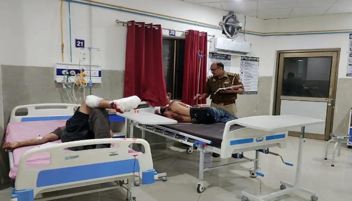 पीलीभीत में भीषण सड़क हादसा: NH-730 पर अनियंत्रित होकर पलटी डबल डेकर बस, 40 यात्री घायल