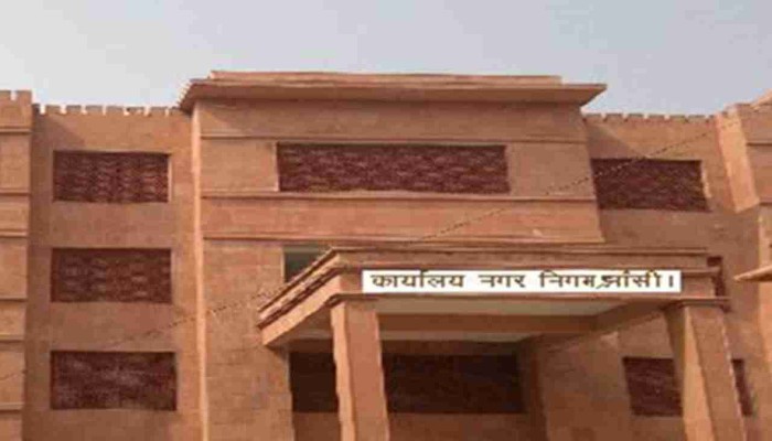 झांसी नगर निगम में 'हाई वोल्टेज ड्रामा': अवैध होर्डिंग हटाने पर भड़के पार्षद, घंटों चला धरना और हंगामा