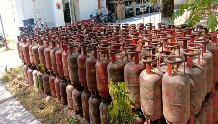 झांसी में बड़ी साजिश का पर्दाफाश: 524 गैस सिलेंडरों से भरे ट्रक की लूट का पुलिस ने किया खुलासा, मुठभेड़ के बाद 7 शातिर दबोचे