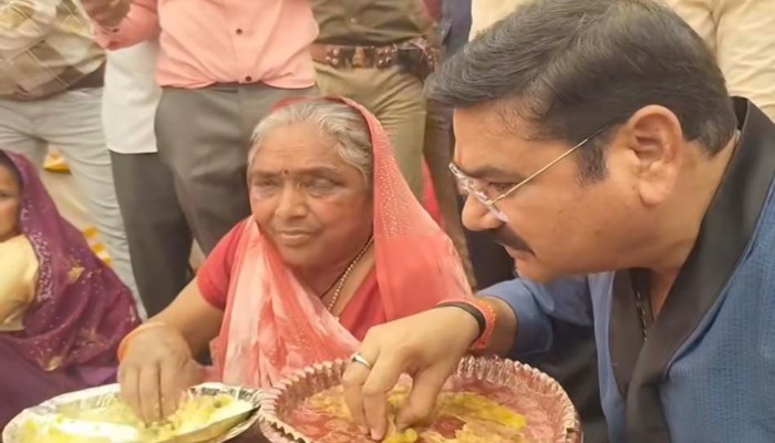 पीलीभीत: मुख्यमंत्री सामूहिक विवाह में सादगी का संगम, जब जमीन पर बैठ राज्यमंत्री ने खाया पत्तल में खाना