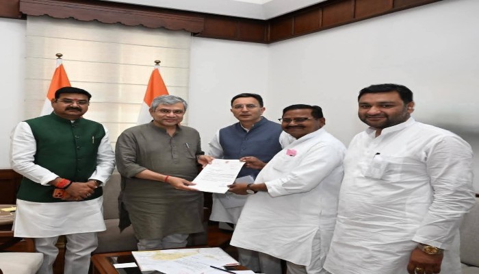 कोविड-19 के समय बंद ट्रेनों को पुनः संचालित करने की उठाई मांग, रेल मंत्री से की मुलाकात