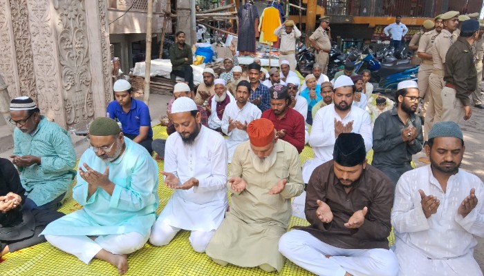 कड़ी सुरक्षा के बीच अयोध्या में अदा हुई अलविदा जुमा की नमाज, अमन-चैन के लिए मांगी दुआ