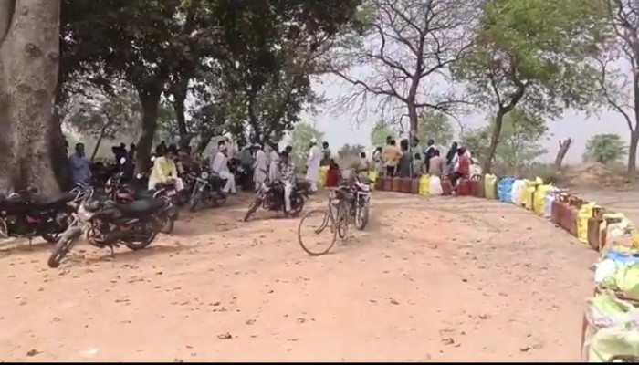 एलपीजी गैस लेने के चक्कर में सुबह से लेकर शाम तक लग रही लंबी-लंबी लाइने, लोग परेशान