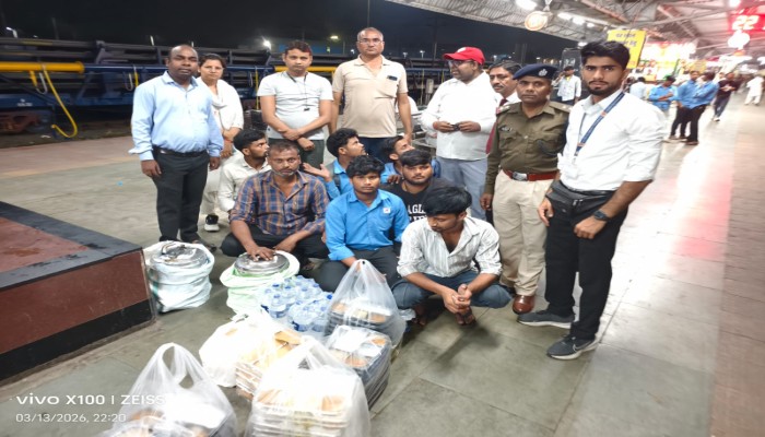 झांसी स्टेशन पर संयुक्त निरीक्षण अभियान, ट्रेन में खाद्य सामग्री बेचते 7 अवैध वेंडर पकड़े