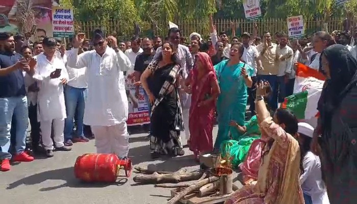 Bhilwara: एलपीजी किल्लत को लेकर कांग्रेस का प्रदर्शन, सड़क पर चूल्हा जलाकर बनाई चाय