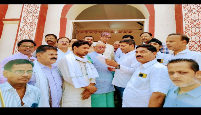 सुल्तानपुर: ब्राह्मण समाज के अपमान पर भड़की कांग्रेस, राष्ट्रपति के नाम प्रशासन को सौंपा ज्ञापन