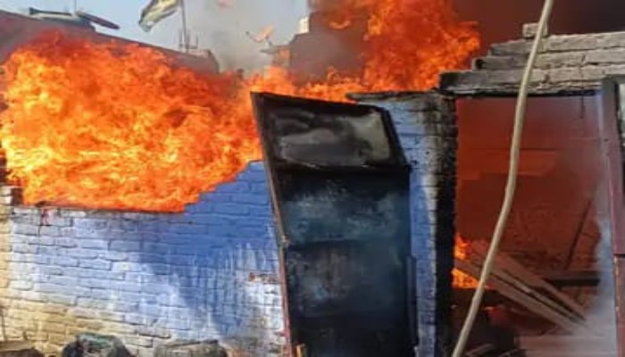 पीलीभीत: रिहायशी इलाके में अवैध नमकीन फैक्ट्री में लगी भीषण आग, मची अफरा-तफरी