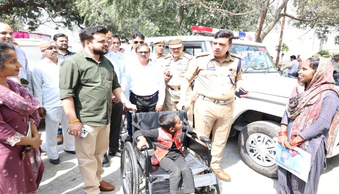 रामपुर: डीएम अजय द्विवेदी की संवेदनशीलता देख भावुक हुए लोग, दिव्यांग बालक को मौके पर ही दी ट्राई साइकिल