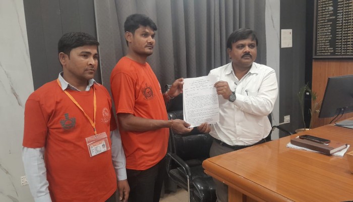 सैनिक छात्रों ने वेतन की मांग को लेकर कलेक्ट्रेट में लगाई गुहार, बताई समस्या