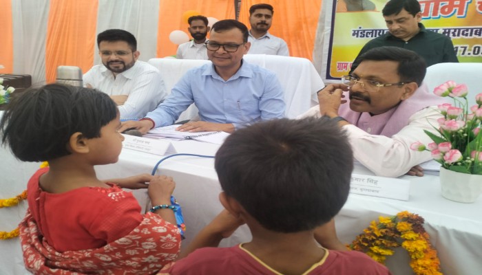 मण्डलायुक्त आन्जनेय कुमार सिंह ने कोयला ग्राम चौपाल में सुनी जनसमस्याएं, लापरवाही पर अधिकारियों को दी सख्त हिदायत