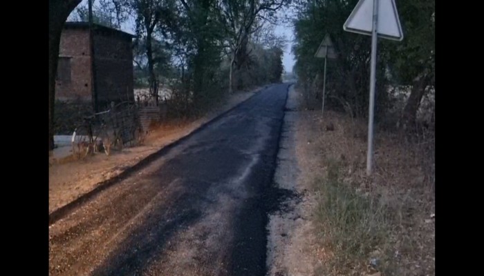झांसी: भदरवारा में 'एक्सप्रेस' रफ्तार से बनी 400 मीटर सड़क, गुणवत्ता देख भड़के ग्रामीण; डामर की कीमतों ने बिगाड़ा खेल