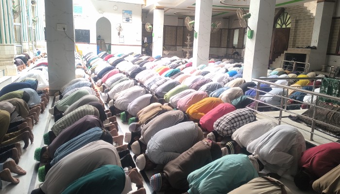 Ayodhya: शांति और सौहार्द के साथ अदा की गई अलविदा जुमे की नमाज, ईद की तैयारियों का उत्साह