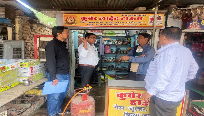 रसद विभाग ने किया गैस एजेंसियों का औचक निरीक्षण, कालाबाजारी पर लिया एक्शन