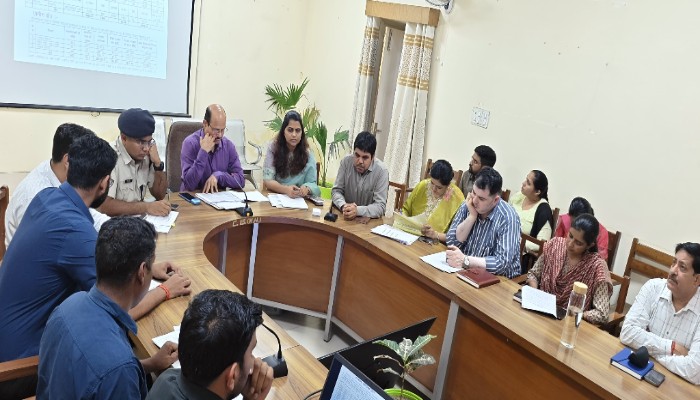 जिला प्रभारी सचिव ने की समीक्षा बैठक, अधिकारियों को दिए दिशा-निर्देश