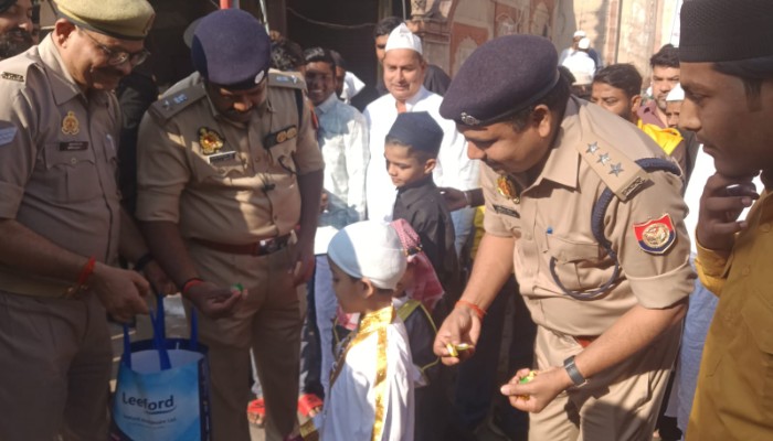 वरिष्ठ पुलिस अधीक्षक ने ईदगाहों पर उपस्थित होकर समाजिक सौहार्द का दिया संदेश