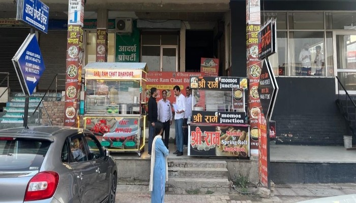 रसद विभाग की टीम कर रही गैस एजेंसियों का औचक निरीक्षण, 4 सिलेंडर जब्त