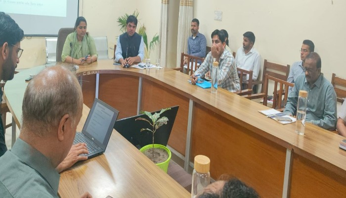 जिला कलेक्टर की अध्यक्षता में आयोजित हुई समीक्षा बैठक, अधिकारियों को दिए निर्देश