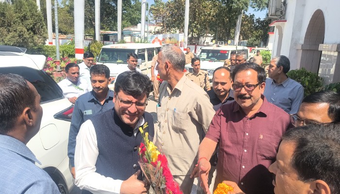 आबकारी मंत्री नितिन अग्रवाल ने किए रामलला के दर्शन, राजस्व को लेकर की बैठक