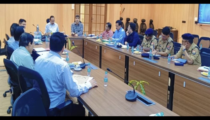 चिन्हित माफियाओं के विरुद्ध अवैध शराब बिक्री पर सख्त कार्यवाही करें: मण्डलायुक्त